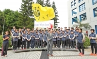President CHAN is waving the HKUST flag.